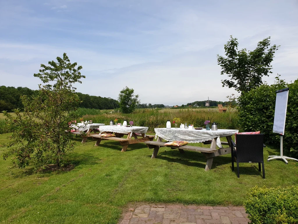 Vergaderen bij de boer bij 't Bullekroffie, Buiten, Terras