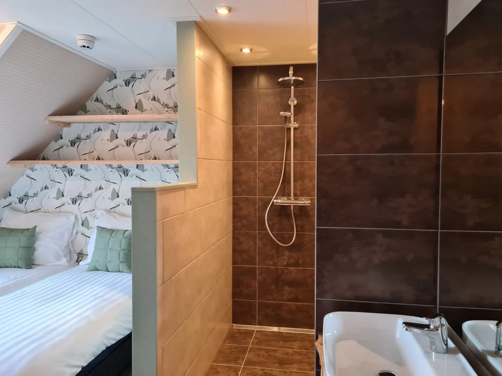 Vergaderen bij de boer bij 't Bullekroffie, Vergaderen en Overnachten