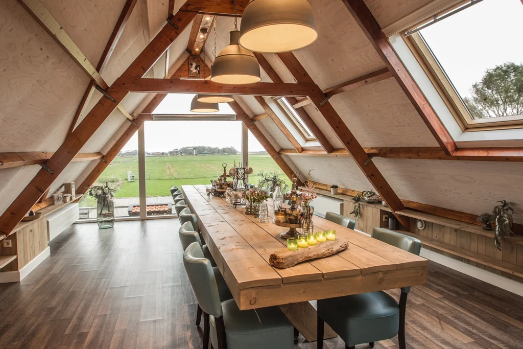 Vergaderen bij de boer bij 't Bullekroffie, Lichte vergaderruimte