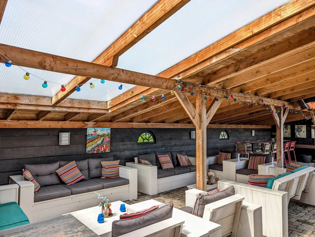 Vergaderen bij de boer bij 't Bullekroffie, Buiten, Terras