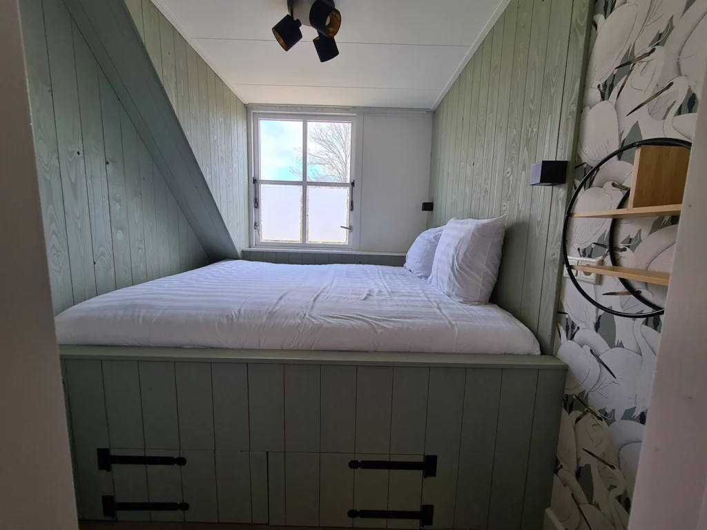 Vergaderen bij de boer bij 't Bullekroffie, Vergaderen en Overnachten