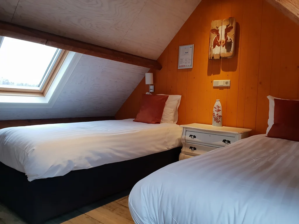 Vergaderen bij de boer bij 't Bullekroffie, Vergaderen en Overnachten