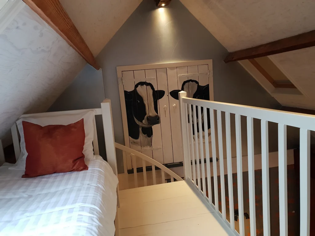 Vergaderen bij de boer bij 't Bullekroffie, Vergaderen en Overnachten