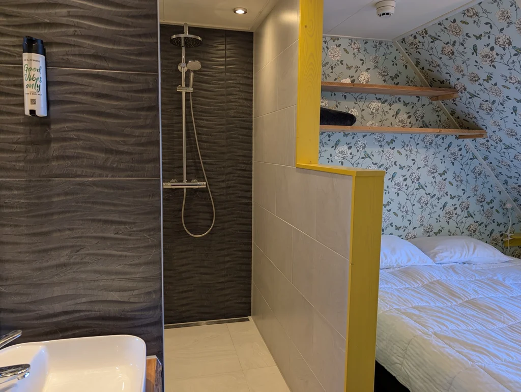 Vergaderen bij de boer bij 't Bullekroffie, Vergaderen en Overnachten