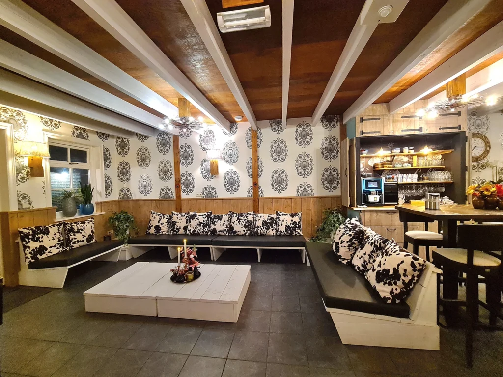 Vergaderen bij de boer bij 't Bullekroffie, Vergaderruimte - Opstellingen