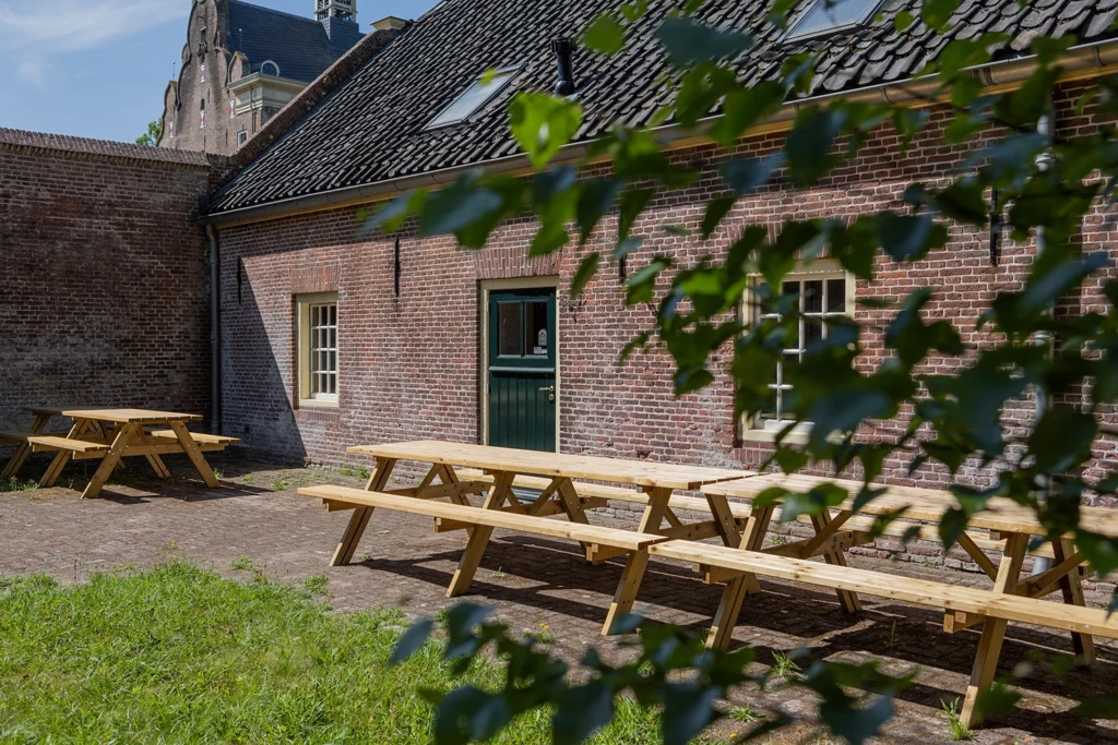 Vergaderen op de Veluwe vlakbij Apeldoorn bij Kasteel ter Horst, buiten aangezicht