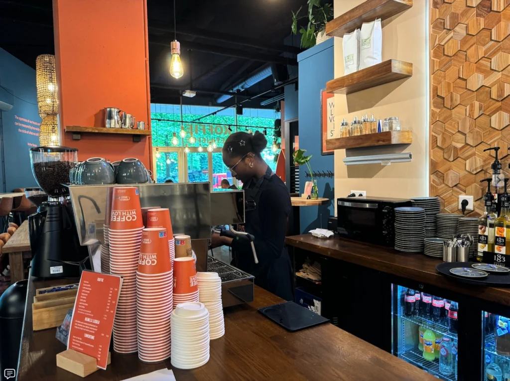 Vergaderlocatie & Community dat is Hemelsbreed Café, Vergaderen met impact in Amsterdam, koffie met liefde