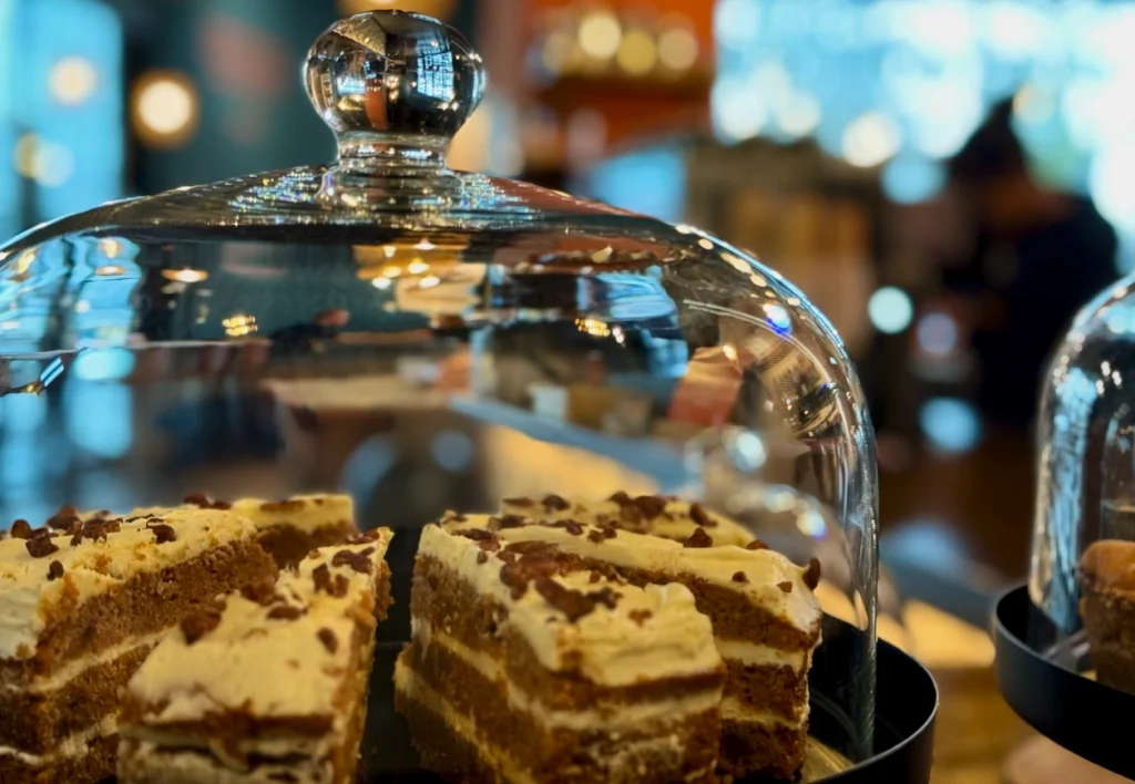 Vergaderlocatie & Community dat is Hemelsbreed Café, Vergaderen met impact in Amsterdam, Verse Taartjes